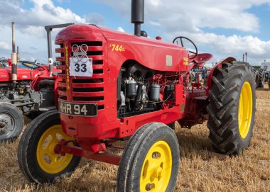 Tarrant Hinton. Dorset. Birleşik Krallık. 25 Ağustos 2022. Massey Harris 744 Büyük Dorset Buhar Fuarı 'nda sergileniyor.