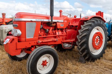 Tarrant Hinton. Dorset. Birleşik Krallık. 25 Ağustos 2022. 1968 'den kalma restore edilmiş Nuffield 4 / 65 Büyük Dorset Buhar Fuarı' nda sergileniyor.