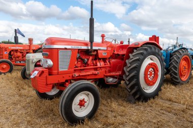 Tarrant Hinton. Dorset. Birleşik Krallık. 25 Ağustos 2022. 1968 'den kalma restore edilmiş Nuffield 4 / 65 Büyük Dorset Buhar Fuarı' nda sergileniyor.