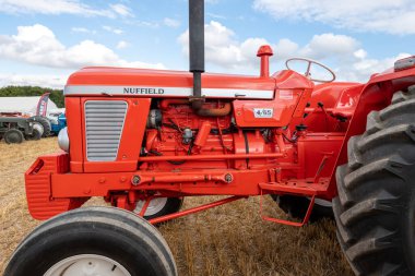 Tarrant Hinton. Dorset. Birleşik Krallık. 25 Ağustos 2022. 1968 'den kalma restore edilmiş Nuffield 4 / 65 Büyük Dorset Buhar Fuarı' nda sergileniyor.
