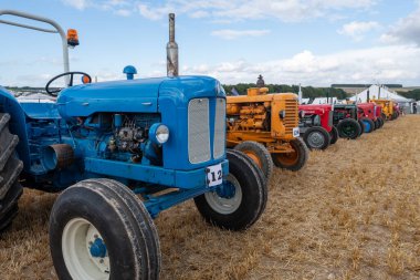 Tarrant Hinton. Dorset. Birleşik Krallık. 25 Ağustos 2022. Büyük Dorset Buhar Fuarı 'nda restore edilmiş eski traktörler sergileniyor.