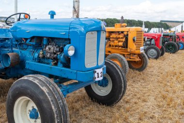 Tarrant Hinton. Dorset. Birleşik Krallık. 25 Ağustos 2022. Büyük Dorset Buhar Fuarı 'nda restore edilmiş eski traktörler sergileniyor.