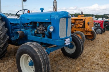 Tarrant Hinton. Dorset. Birleşik Krallık. 25 Ağustos 2022. Büyük Dorset Buhar Fuarı 'nda restore edilmiş eski traktörler sergileniyor.