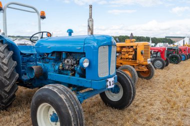 Tarrant Hinton. Dorset. Birleşik Krallık. 25 Ağustos 2022. Büyük Dorset Buhar Fuarı 'nda restore edilmiş eski traktörler sergileniyor.