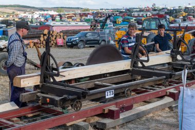 Tarrant Hinton. Dorset. Birleşik Krallık. 25 Ağustos 2022. Büyük Dorset Buhar Fuarı 'ndaki eski moda testere tezgahıyla hevesliler kereste kesiyor.