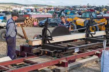 Tarrant Hinton. Dorset. Birleşik Krallık. 25 Ağustos 2022. Büyük Dorset Buhar Fuarı 'ndaki eski moda testere tezgahıyla hevesliler kereste kesiyor.