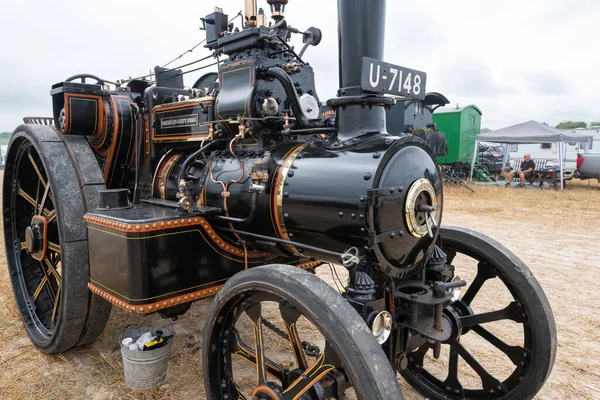 Tarrant Hinton. Dorset. Birleşik Krallık. 25 Ağustos 2022. 1920 'den kalma restore edilmiş Fowler çekici motoru Büyük Dorset Buhar Fuarı' nda sergileniyor.