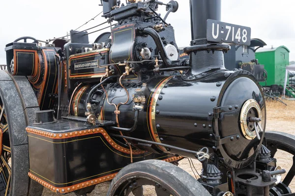 Tarrant Hinton. Dorset. Birleşik Krallık. 25 Ağustos 2022. 1920 'den kalma restore edilmiş Fowler çekici motoru Büyük Dorset Buhar Fuarı' nda sergileniyor.