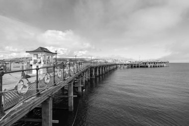 Dorset 'teki Swanage iskelesinin siyah beyaz fotoğrafı