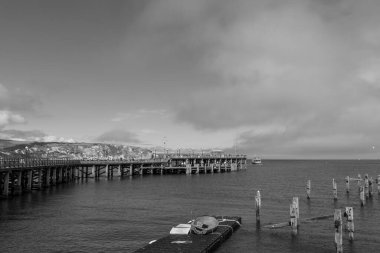 Dorset 'teki Swanage' daki eski ve yeni iskelenin siyah beyaz fotoğrafı