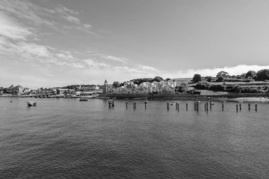 Swanage 'deki eski iskelenin siyah beyaz fotoğrafı.