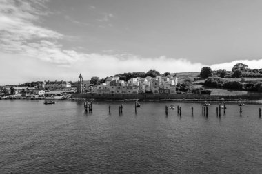 Swanage 'deki eski iskelenin siyah beyaz fotoğrafı.