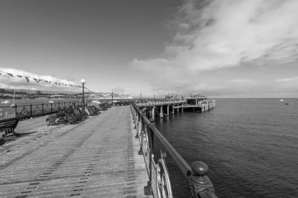 ドーセットのスワンジ桟橋の黒と白の写真 — ストック写真