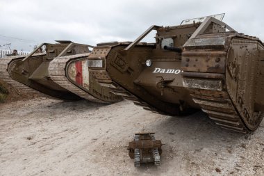 Tarrant Hinton. Dorset. Birleşik Krallık. 25 Ağustos 2022. Bovington tank müzesinden bir çift tank Büyük Dorset Buhar Fuarı 'nda sergileniyor.