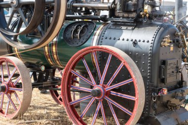 Tarrant Hinton. Dorset. Birleşik Krallık. 25 Ağustos 2022 'de restore edilen Robey ve yardımcı buhar motoru Büyük Dorset Buhar Fuarı' nda sergileniyor.