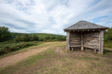 Exmoor Ulusal Parkı 'ndaki Horner Woods manzaralı Jübile kulübesi.