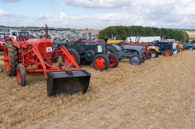 Tarrant Hinton. Dorset. Birleşik Krallık. 25 Ağustos 2022. Klasik traktörler Büyük Dorset Buhar Fuarı 'nda sergileniyor.