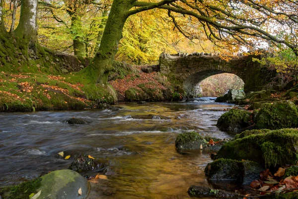 Rzeka Weir Water Płynie Jesienią Pod Mostem Rabusiów Parku Narodowym — Zdjęcie stockowe