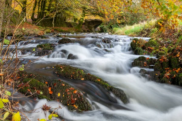 Řeka Weir Water Tekoucí Pod Mostem Lupičů Národním Parku Exmoor — Stock fotografie