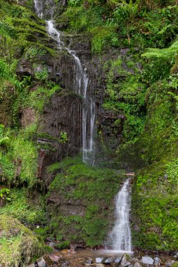 Woody Bay 'den Devon' daki Heddons Mouth 'a kadar Güney Batı Yakası' ndaki Hollowbrook şelalesinin uzun bir görüntüsü.