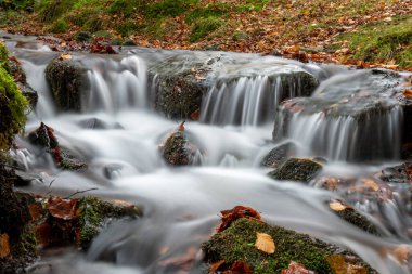 Exmoor Ulusal Parkı 'ndaki Soyguncular Köprüsü' nden akan Weir Nehri 'ne akan şelalenin uzun süre maruz kalması.