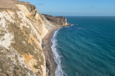 Dorset 'teki Jurassic sahilindeki kayalıkların manzarası