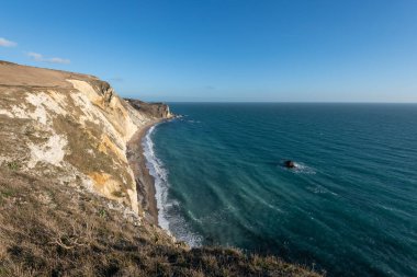 Dorset 'teki Jurassic sahilindeki kayalıkların manzarası