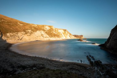 Gün batımında Man O War kumsalında uzun süre durgun deniz manzarası