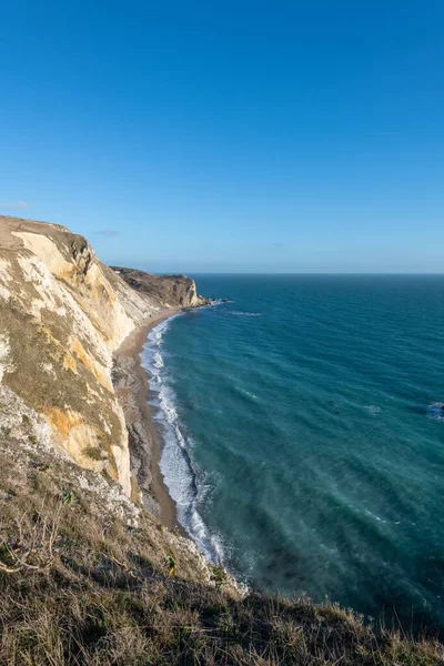 Dorset 'teki Jurassic sahilindeki kayalıkların manzarası