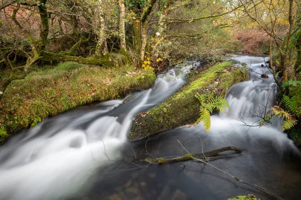 Longa Exposição Uma Cachoeira Rio Weir Water Fluindo Pelo Vale — Fotografia de Stock