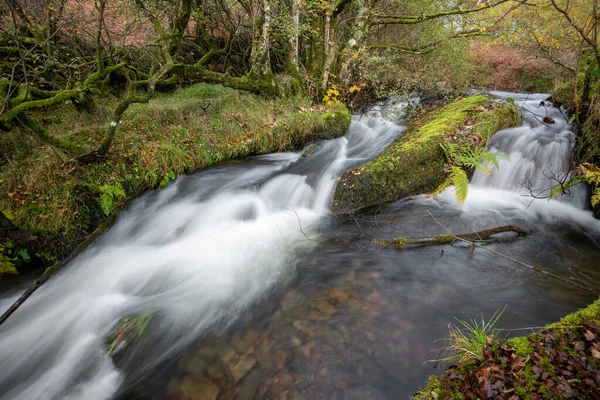 Expunere Îndelungată Cascadă Râul Weir Water Care Curge Prin Vale — Fotografie, imagine de stoc