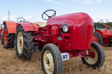 Tarrant Hinton. Dorset. Birleşik Krallık. 25 Ağustos 2022 Büyük Dorset Buhar Fuarı 'nda yenilenmiş Porsche genç traktörü sergileniyor.