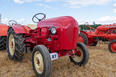 Tarrant Hinton. Dorset. Birleşik Krallık. 25 Ağustos 2022 Büyük Dorset Buhar Fuarı 'nda yenilenmiş Porsche genç traktörü sergileniyor.