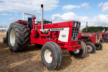 Tarrant Hinton. Dorset. Birleşik Krallık. 25 Ağustos 2022 Eski Uluslararası 946 traktör Büyük Dorset Buhar Fuarı 'nda sergileniyor.