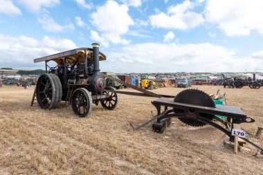 Tarrant Hinton. Dorset. Birleşik Krallık. 25 Ağustos 2022. 1929 Marshall genel amaçlı çekiş motoru Büyük Dorset Buhar Fuarı 'nda eski usul bir testere kullanıyor.