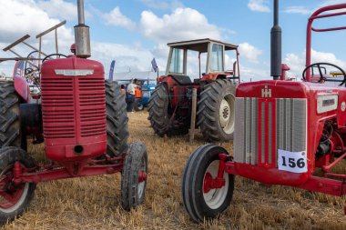 Tarrant Hinton. Dorset. Birleşik Krallık. 25 Ağustos 2022. Eski bir Uluslararası McCormick traktörü Büyük Dorset Buhar Fuarı 'nda sergileniyor.