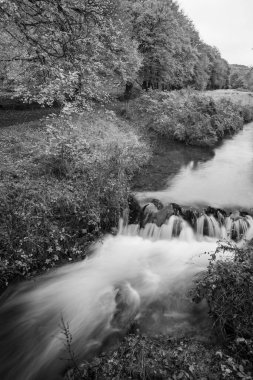 Exmoor Ulusal Parkı 'ndaki Robbers Köprüsü' ndeki şelaleye uzun süre maruz kalmış.