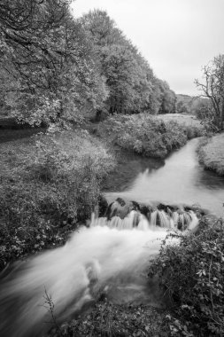 Exmoor Ulusal Parkı 'ndaki Robbers Köprüsü' ndeki şelaleye uzun süre maruz kalmış.