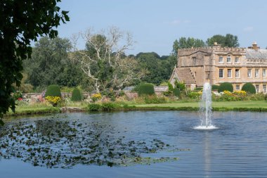Chard.Somerset. Birleşik Krallık. 4 Ekim 2021. Yüzüncü çeşme Somerset 'teki Forde Abbey' deki denizkızı göletine su püskürtüyor.