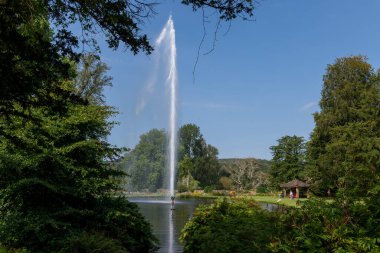 Chard.Somerset. Birleşik Krallık. 4 Ekim 2021. Yüzüncü çeşme Somerset 'teki Forde Abbey' deki denizkızı göletine su püskürtüyor.
