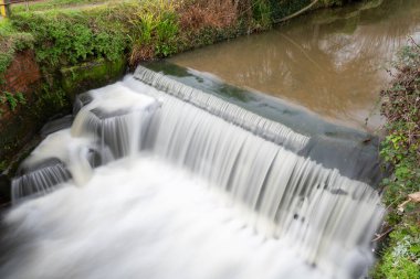 Dorset 'teki Lyme Regis' te Lim nehrinde uzun süre su akıntısı görüldü..