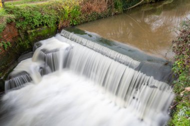 Dorset 'teki Lyme Regis' te Lim nehrinde uzun süre su akıntısı görüldü..