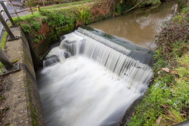 Dorset 'teki Lyme Regis' te Lim nehrinde uzun süre su akıntısı görüldü..