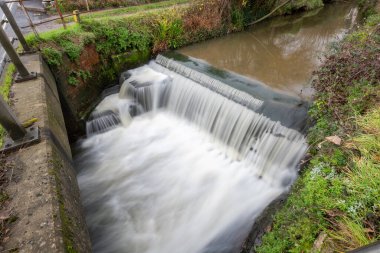 Dorset 'teki Lyme Regis' te Lim nehrinde uzun süre su akıntısı görüldü..