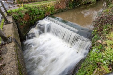 Dorset 'teki Lyme Regis' te Lim nehrinde uzun süre su akıntısı görüldü..