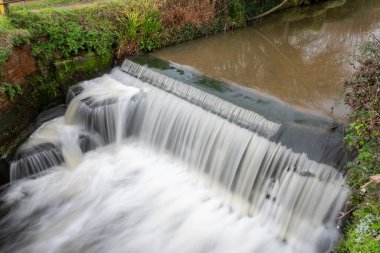 Dorset 'teki Lyme Regis' te Lim nehrinde uzun süre su akıntısı görüldü..
