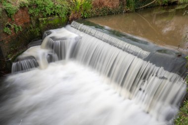 Dorset 'teki Lyme Regis' te Lim nehrinde uzun süre su akıntısı görüldü..