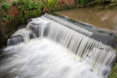 Dorset 'teki Lyme Regis' te Lim nehrinde uzun süre su akıntısı görüldü..
