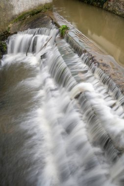 Dorset 'teki Lyme Regis' te Lim nehrinde uzun süre su akıntısı görüldü..