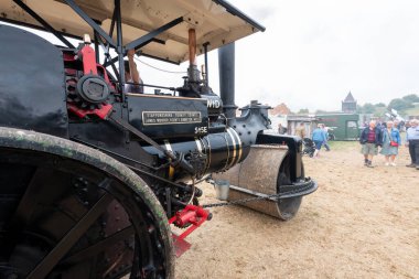 Tarrant Hinton. Dorset. Birleşik Krallık. 25 Ağustos 2022 Büyük Dorset Buhar Fuarı 'nda restore edilmiş bir buhar silindiri sergileniyor.